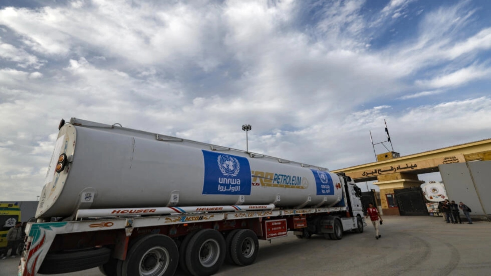 شاحنة تابعة لوكالة الأمم المتحدة للاجئين الفلسطينيين (أونروا) تحمل الوقود تصل إلى الجانب المصري من معبر رفح الحدودي مع غزة في 22 تشرين الثاني (نوفمبر) 2023