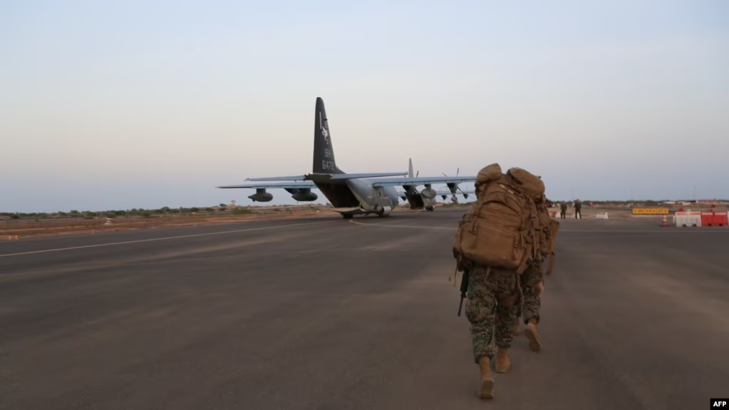 في هذه الصورة التي نشرتها وزارة الدفاع الأمريكية، يستعد مشاة البحرية الأمريكية والبحارة للصعود على متن طائرة عسكرية في قاعدة ليمونييه، جيبوتي