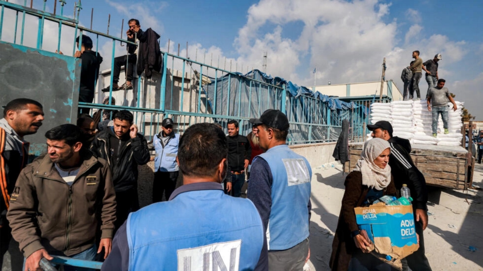 عاملون في وكالة غوث وتشغيل اللاجئين الفلسطينيين (اونروا) يوزعون مساعدات على السكان في رفح جنوب قطاع غزة في 12 كانون الاول (ديسمبر) 2023 