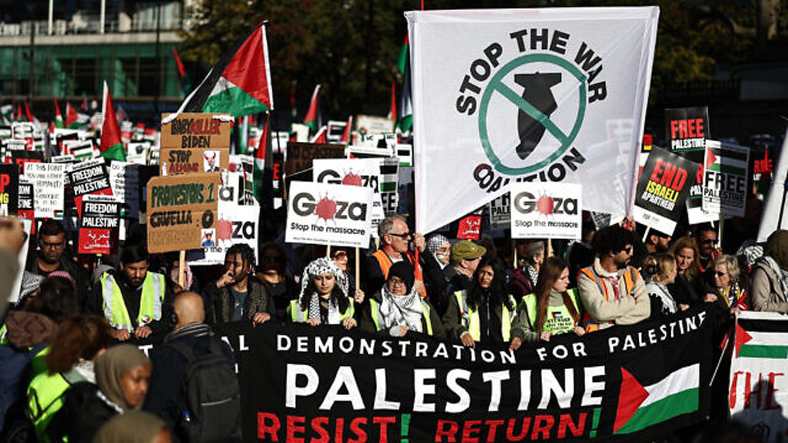 متظاهرون مؤيدون للفلسطينيين ومناهضين لإسرائيل يتجمعون حاملين لافتات وأعلام، من أجل فلسطين في وسط لندن