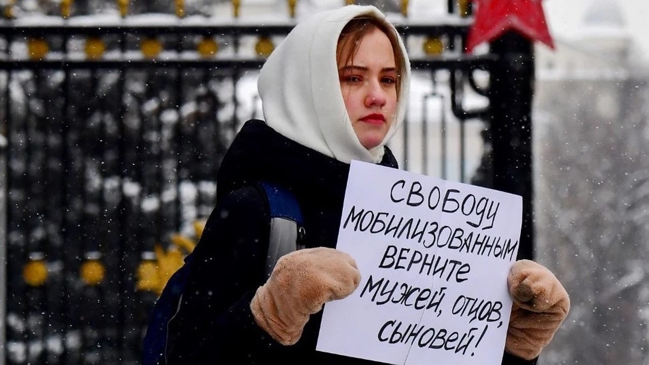 زوجة أحد الجنود الروس في أوكرانيا تطالب بإعادته من الحرب، في أثناء احتجاج أمام مبنى وزارة الدفاع الروسية في موسكو في 6 يناير 2024