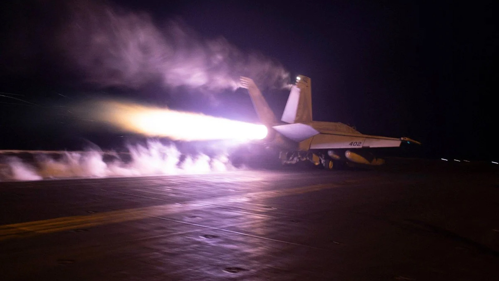 طائرة حربية تنطلق من حاملة طائرات أميركية لقصف أهداف على الحوثيين في اليمن