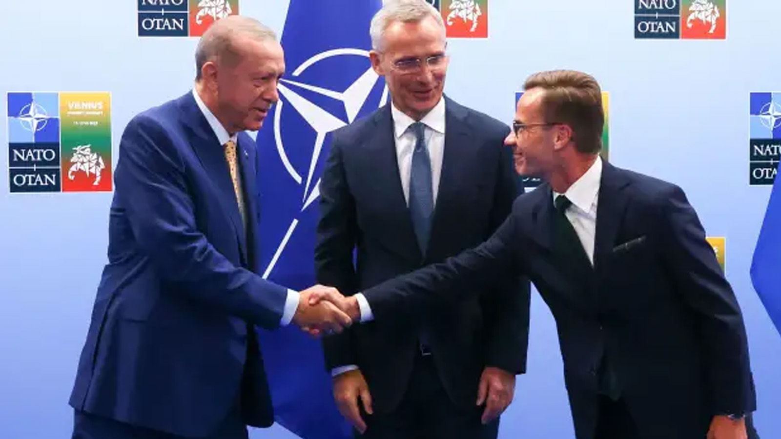 الرئيس التركي رجب طيب أردوغان (يسار) ورئيس الوزراء السويدي أولف كريسترسون يتصافحان بجانب الأمين العام لحلف شمال الأطلسي ينس ستولتنبرغ قبل اجتماعهما عشية قمة الناتو في فيلنيوس. 10 تموز (يوليو) 2023.