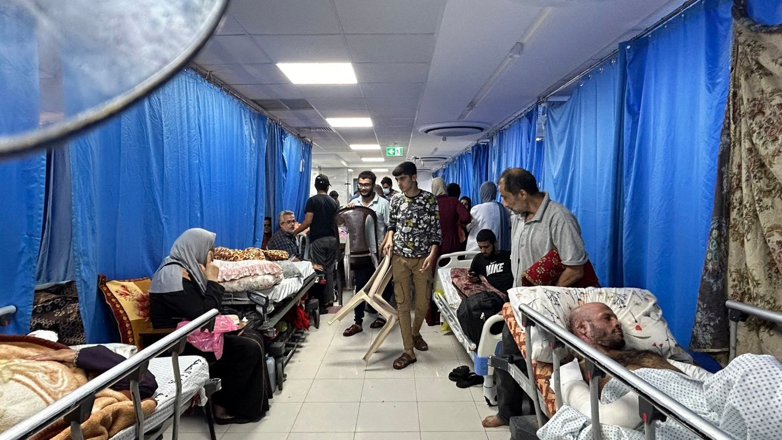 مرضى ونازحون في مستشفى الشفاء بقطاع غزة