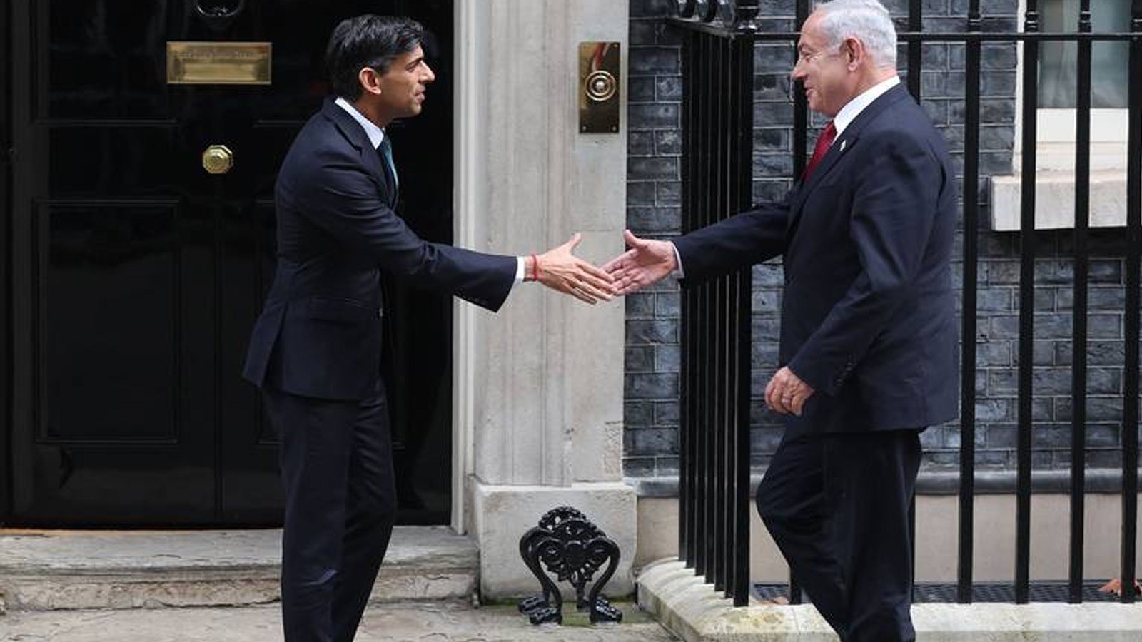 رئيس الوزراء البريطاني ريشي سوناك، على اليسار، يستقبل رئيس الوزراء الإسرائيلي بنيامين نتنياهو في رقم 10 داونينج ستريت، في لندن