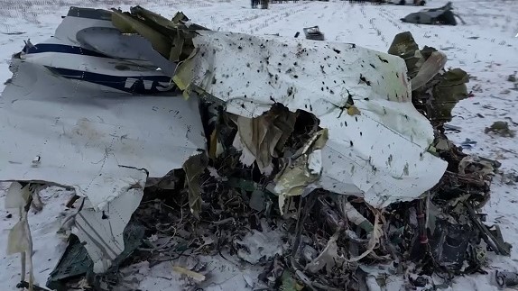 تُظهر هذه الصورة المأخوذة من لقطات نشرتها لجنة التحقيق الروسية في 25 يناير 2024 ما يقول المحققون إنه موقع تحطم طائرة النقل العسكرية الروسية IL-76 في منطقة بيلغورود