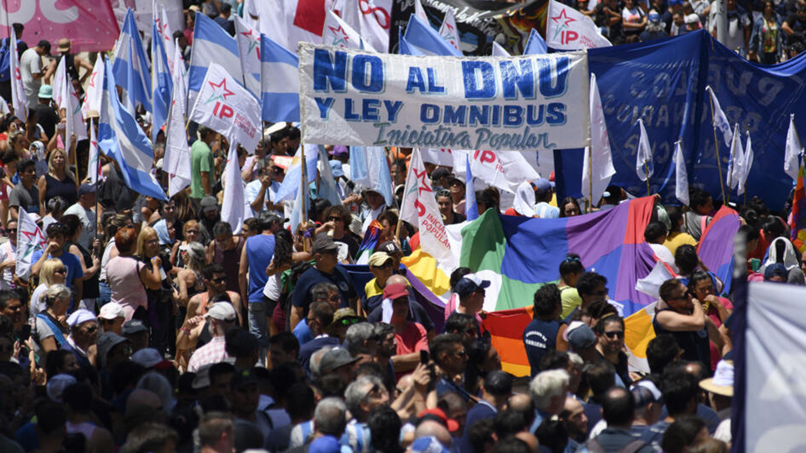 أشخاص يشاركون في مظاهرة عند النصب التذكاري للعلم الوطني خلال إضراب وطني ضد حكومة الرئيس خافيير مايلي في روزاريو ومشروع أومنيبوس. الأرجنتين في 24 كانون الثاني (يناير) 2024