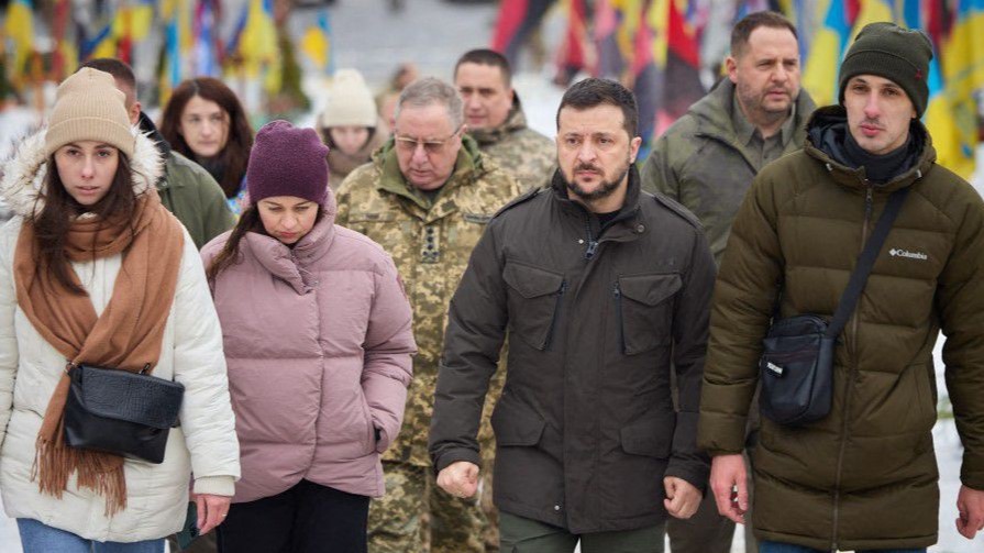 الرئيس الأوكراني فولوديمير زيلينسكي في أحد شوارع كييف مع مواطنين أوكرانيين
