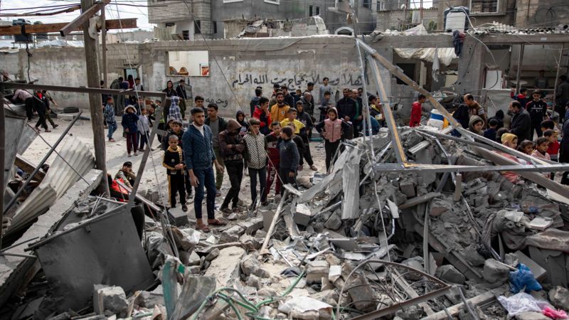 EPA فلسطينيون يبحثون عن مفقودين تحت أنقاض المباني المدمرة عقب الغارات الجوية الإسرائيلية في خان يونس مطلع الشهر الجاري.
