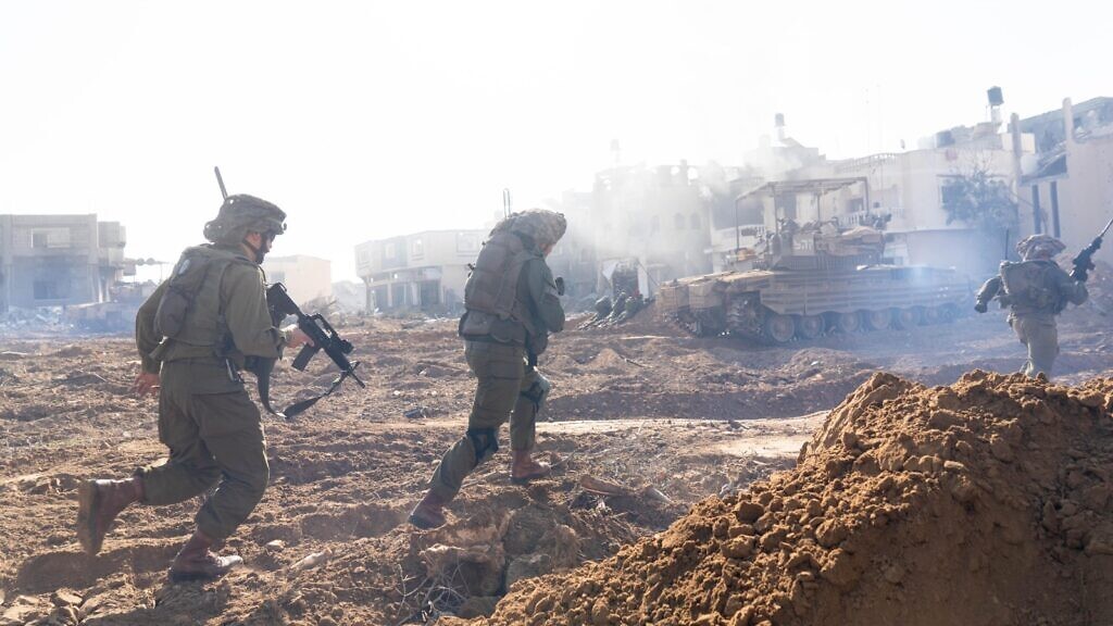 صورة نشرها الجيش الإسرائيلي لمجموعة من جنوده المشاة في غزة