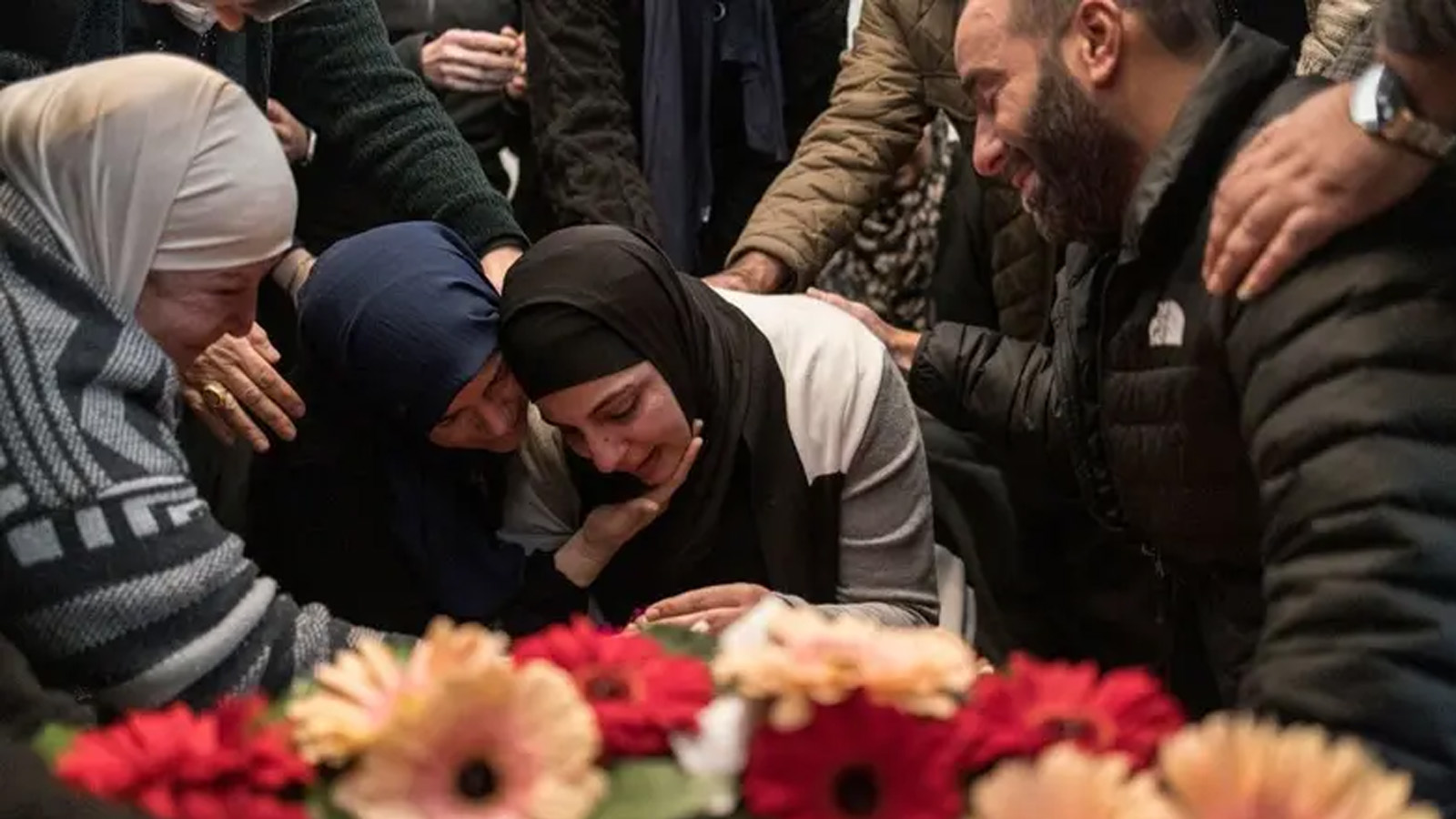 والدة الفتى الفلسطيني من أصل أميركي البالغ من العمر 17 عامًا، والذي قُتل في قرية المزرعة الشرقية في الضفة الغربية، تبكيه وسط النساء في موكب جنازته. 20 كانون الثاني (يناير) 2024