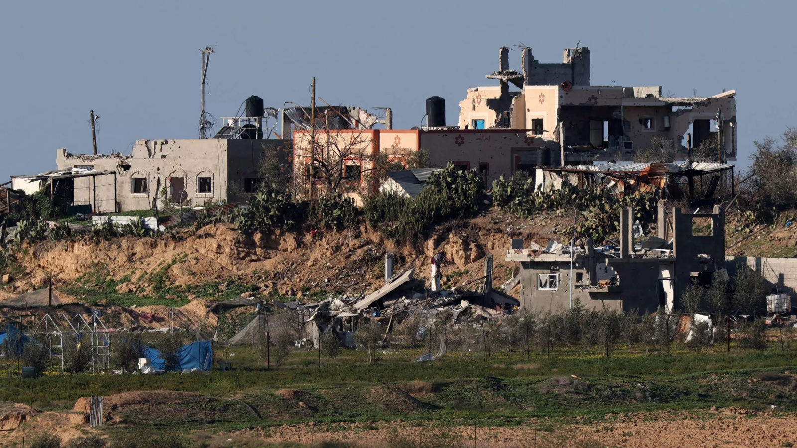 صورة ملتقطة في 25 كانون الثاني (يناير) 2024 عند الحدود بين إسرائيل وقطاع غزة تظهر أبنية فلسطينية مدمرة بعد قصف إسرائيلي صورة ملتقطة في 25 كانون الثاني/يناير 2024 عند الحدود بين إسرائيل وقطاع غزة تظهر أبنية فلسطينية مدمرة بعد قصف إسرائيلي 