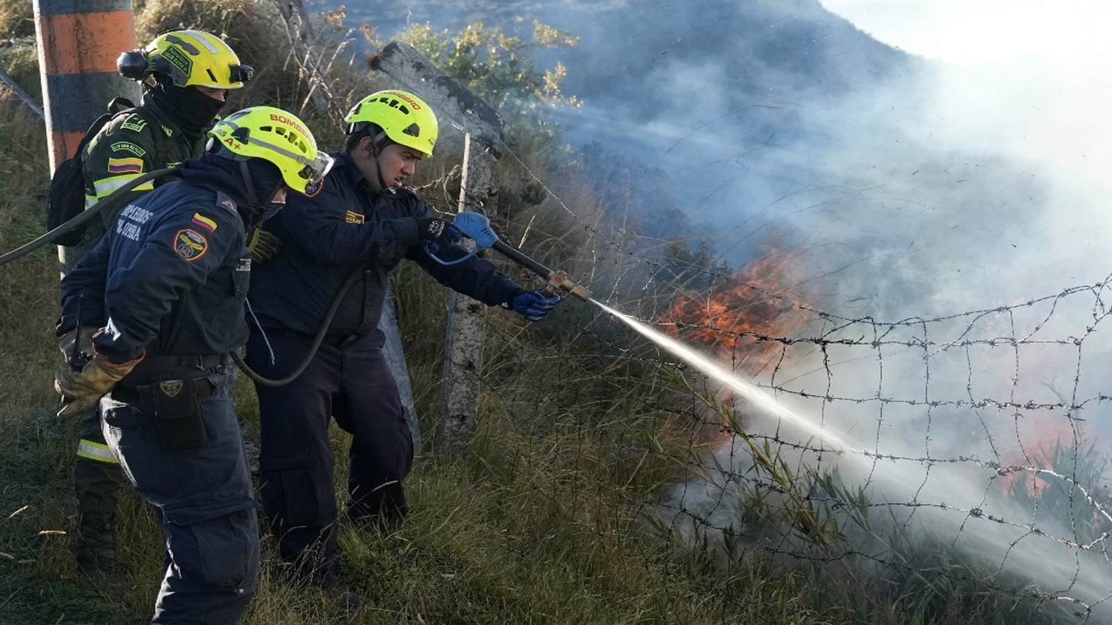 إطفائيون يحاولون وقف امتداد حرائق الغابات في كولومبيا التي أتت على أكثر من 17 ألف هكتار. 27 كانون الثاني (يناير) 2024