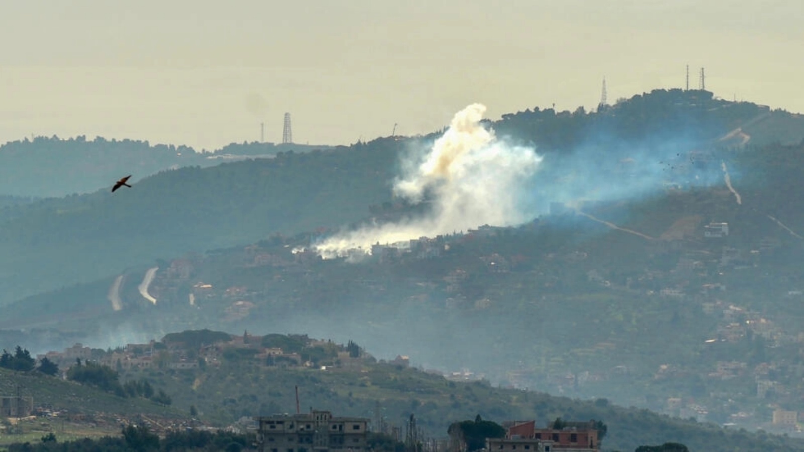 تصاعد الدخان فوق قرية كفركلا بجنوب لبنان قرب الحدود مع إسرائيل خلال قصف إسرائيلي في 22 كانون الثاني (يناير) 2024