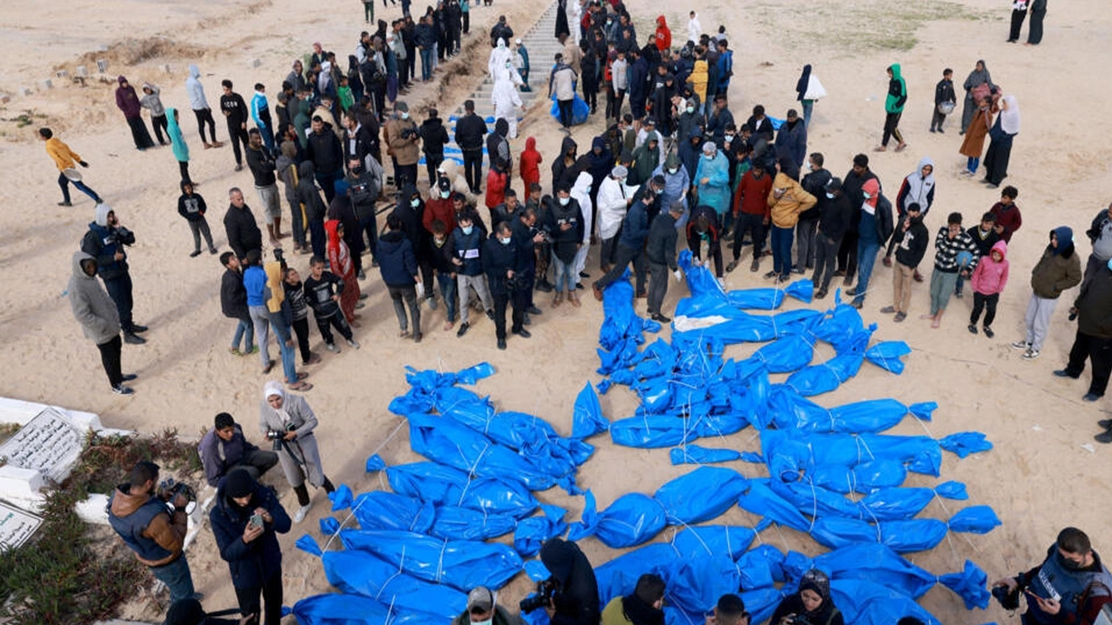 موظفو وزارة الصحة الفلسطينية يستعدون لدفن العشرات من سكان غزة المجهولين في مقبرة جماعية بعد استخراج جثثهم التي أعادتها إسرائيل