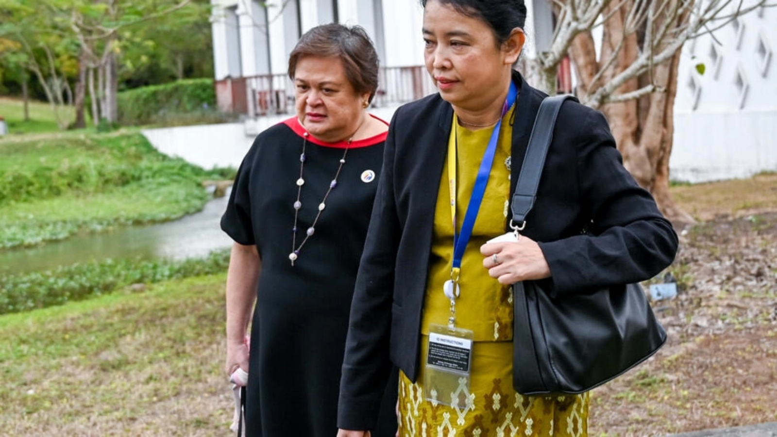 السكرتيرة الدائمة في وزارة الخارجية البورمية مارلار ثان هتيكي (يمين) مع وكيلة وزارة الخارجية الفيلبينية تيريزا لازارو في لوانغ برابانغ في لاوس في 29 كانون الثاني (يناير) 2024.