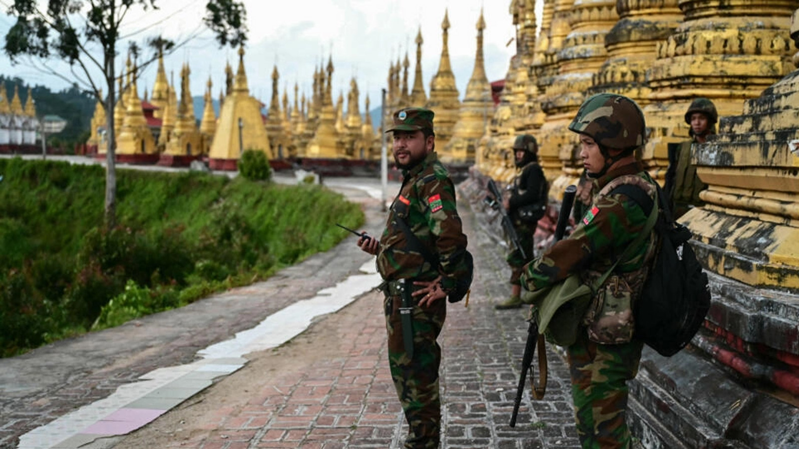 عناصر من جيش التحرير الوطني تانغ يحرسون في منطقة معابد تلة تمت السيطرة عليها من ايدي الجيش البورمي في نامشان في ولاية شان بشمال بورما. 13 كانون الاول (ديسمبر) 2023