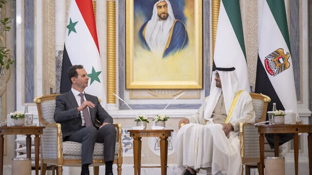 الرئيس الإماراتي الشيخ محمد بم زايد مستقبلًا الرئيس السوري بشار الأسد في أبو ظبي في 19 مارس 2023