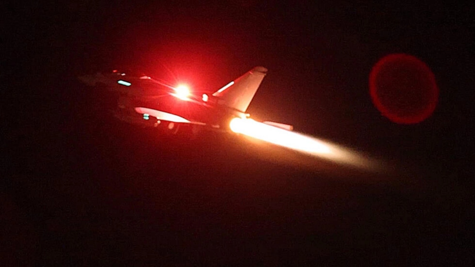 صورة وزعتها وزارة الدفاع البريطانية في 12 كانون الثاني (يناير) 2024 تظهر فيها طائرة تايفون للقوات الجوية البريطانية تنطلق من قاعدة أكروتيري البريطانية في قبرص للانضمام إلى القوات التي تقودها الولايات المتحدة لشن ضربات على أهداف للحوثيين في اليمن 