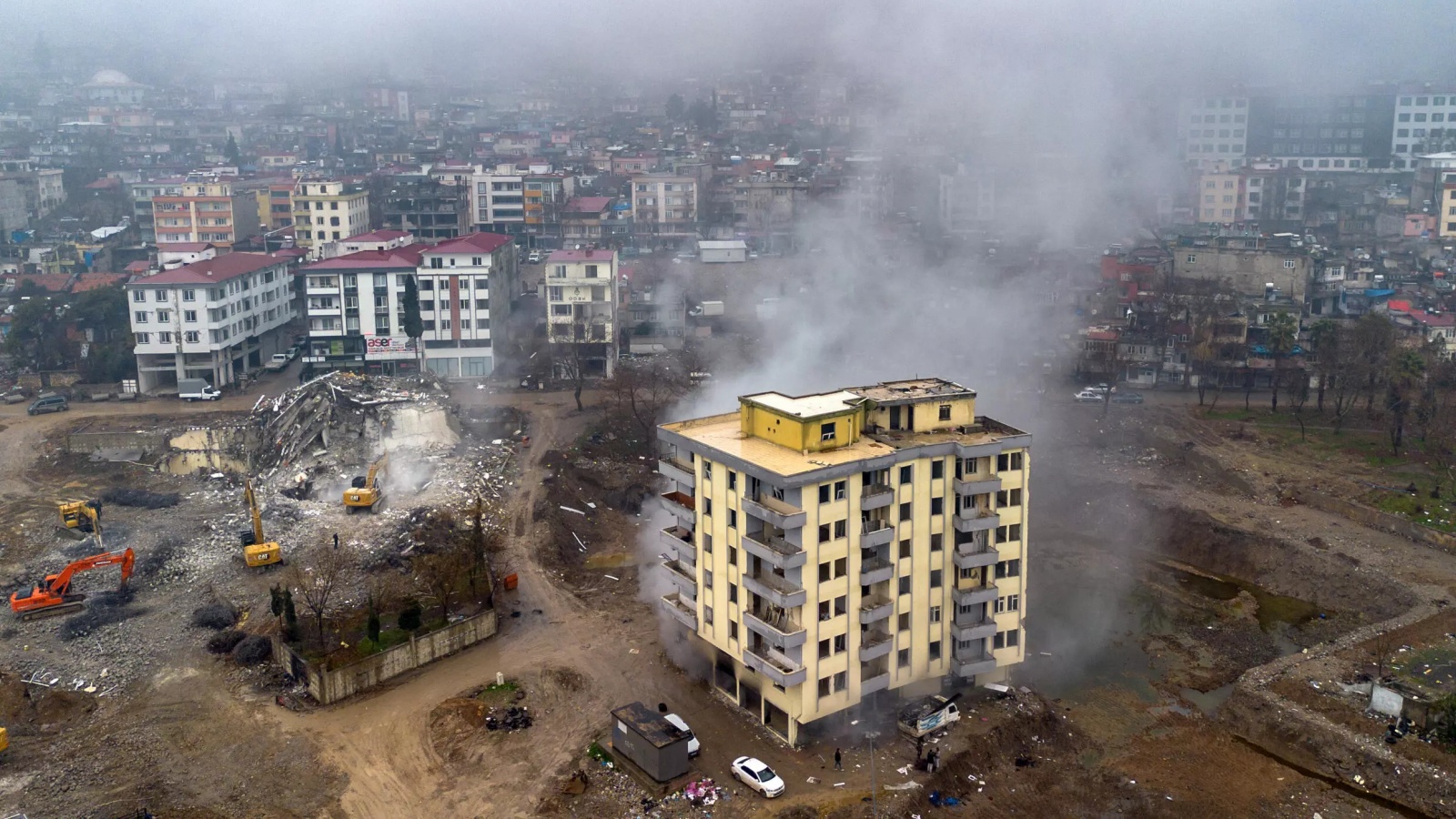 لا تزال المباني المتضررة تتعرض للهدم بالقرب من مركز الزلزال المدمر الذي ضرب تركيا عام 2023