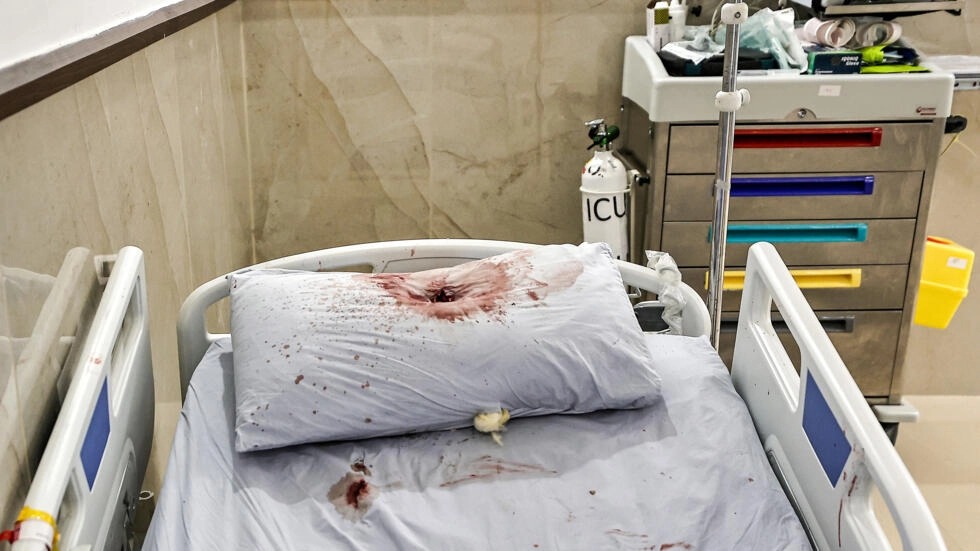 رصاصة ودماء على وسادة في مستشفى ابن سينا في جنين بتاريخ 30 كانون الثاني/يناير 2024