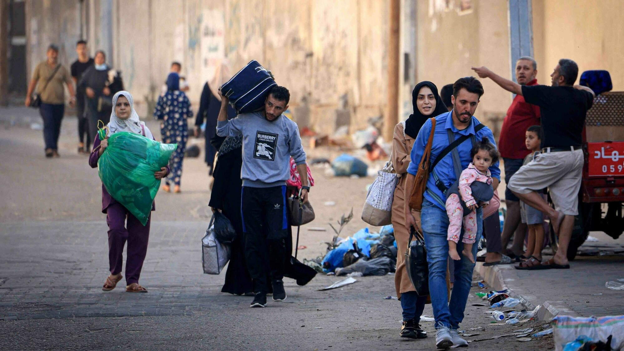 فلسطينيون يغادرون غزة جنوبًا باتجاه مدينة رفح الحدودية مع مصر