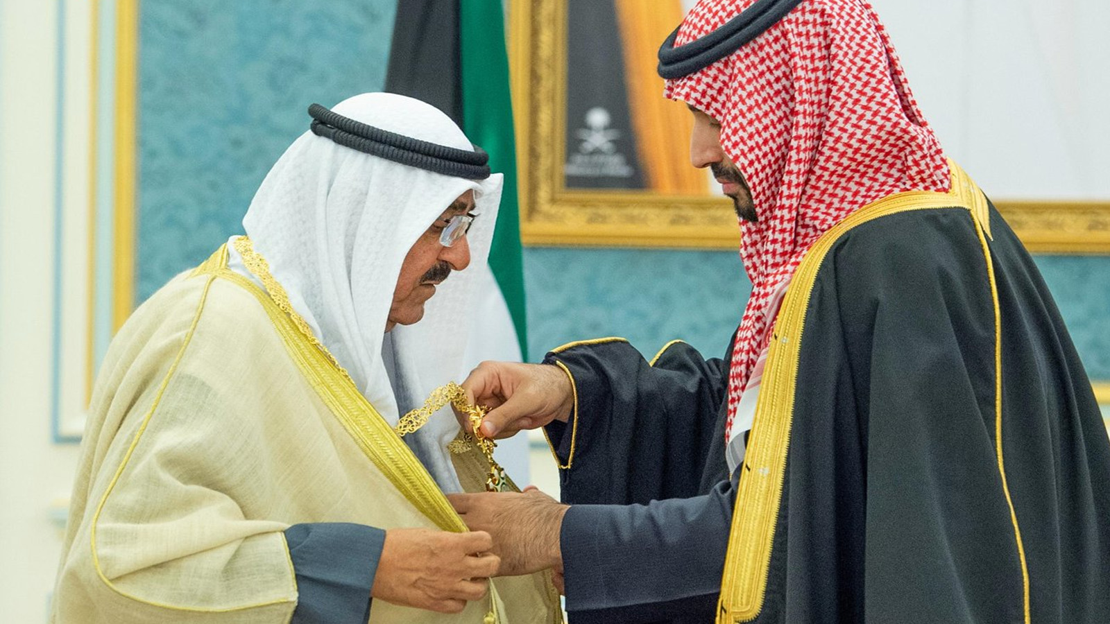 ولي العهد السعودي الأمير محمد بن سلمان يسلّم أمير الكويت قلادة الملك عبد العزيز