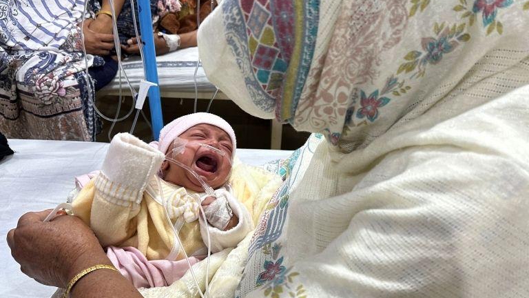 Reuters | رضيع يتلقى العلاج من الالتهاب الرئوي في مستشفى لاهور