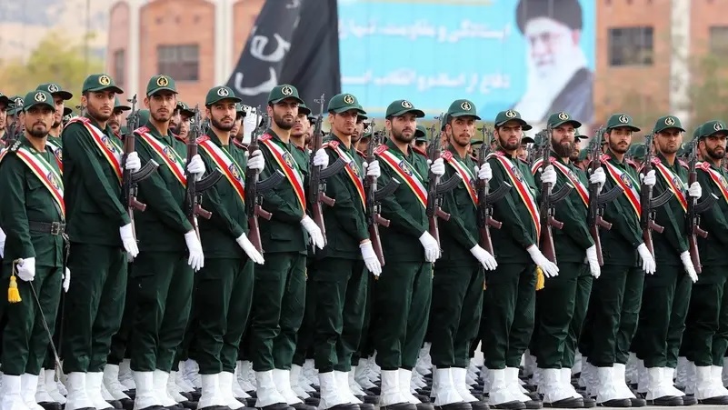 طلاب الحرس الثوري الإيراني خلال حفل تخرج في جامعة الإمام الحسين في طهران
