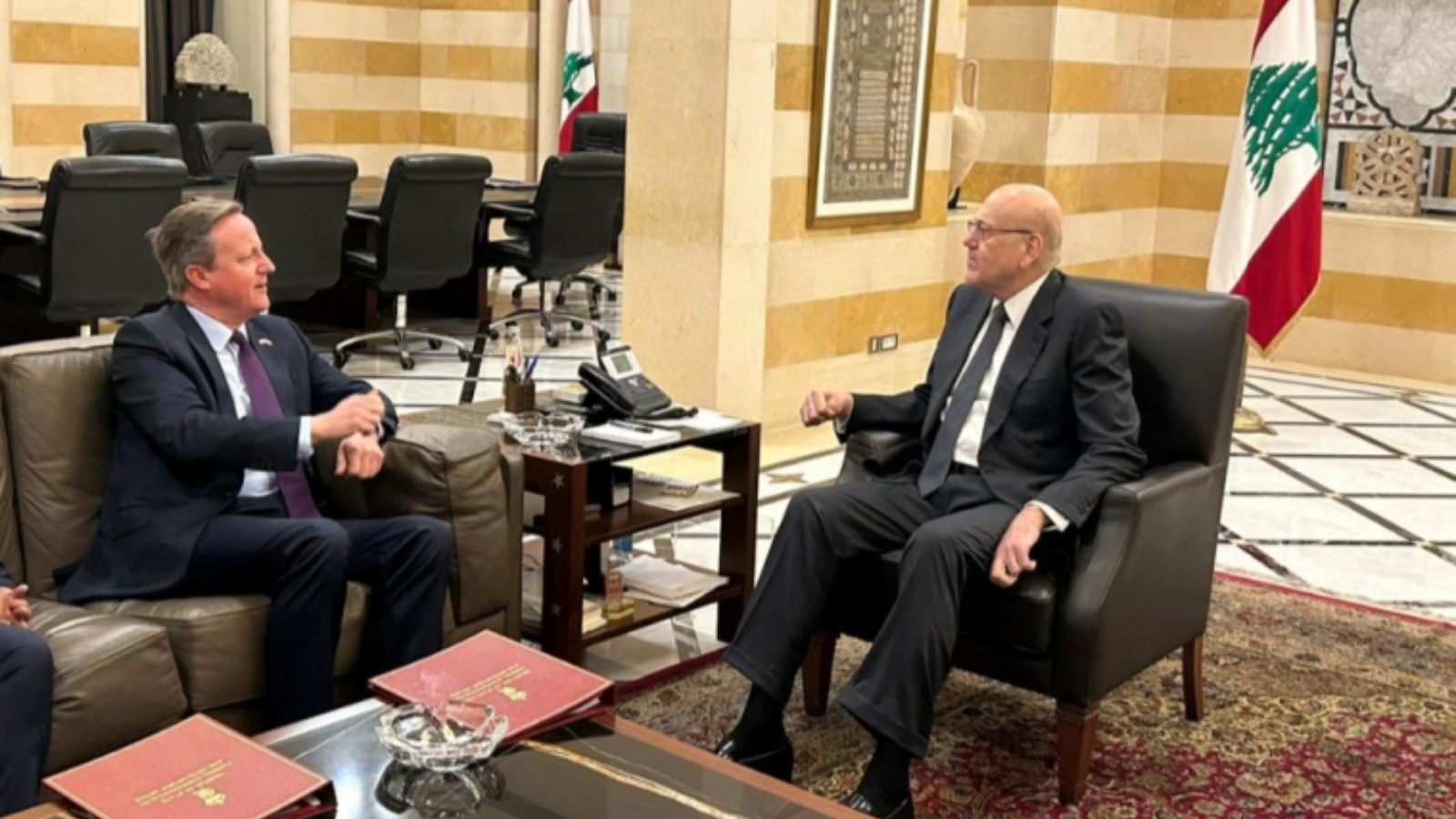 وزير خارجية بريطانيا ديفيد كاميرون في لقاء مع نظيره اللبناني نجيب ميقاتي (الوكالة الوطنية للإعلام)