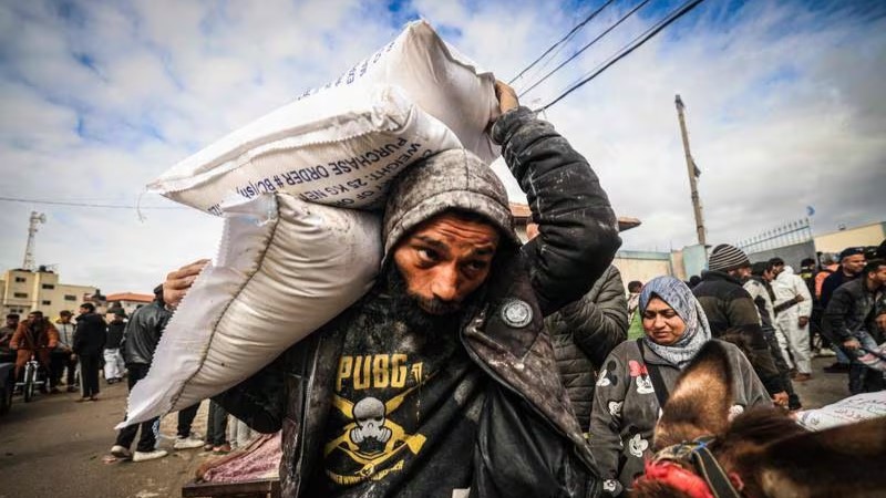 نازحون فلسطينيون يحصلون على مساعدات غذائية في رفح، جنوب قطاع غزة