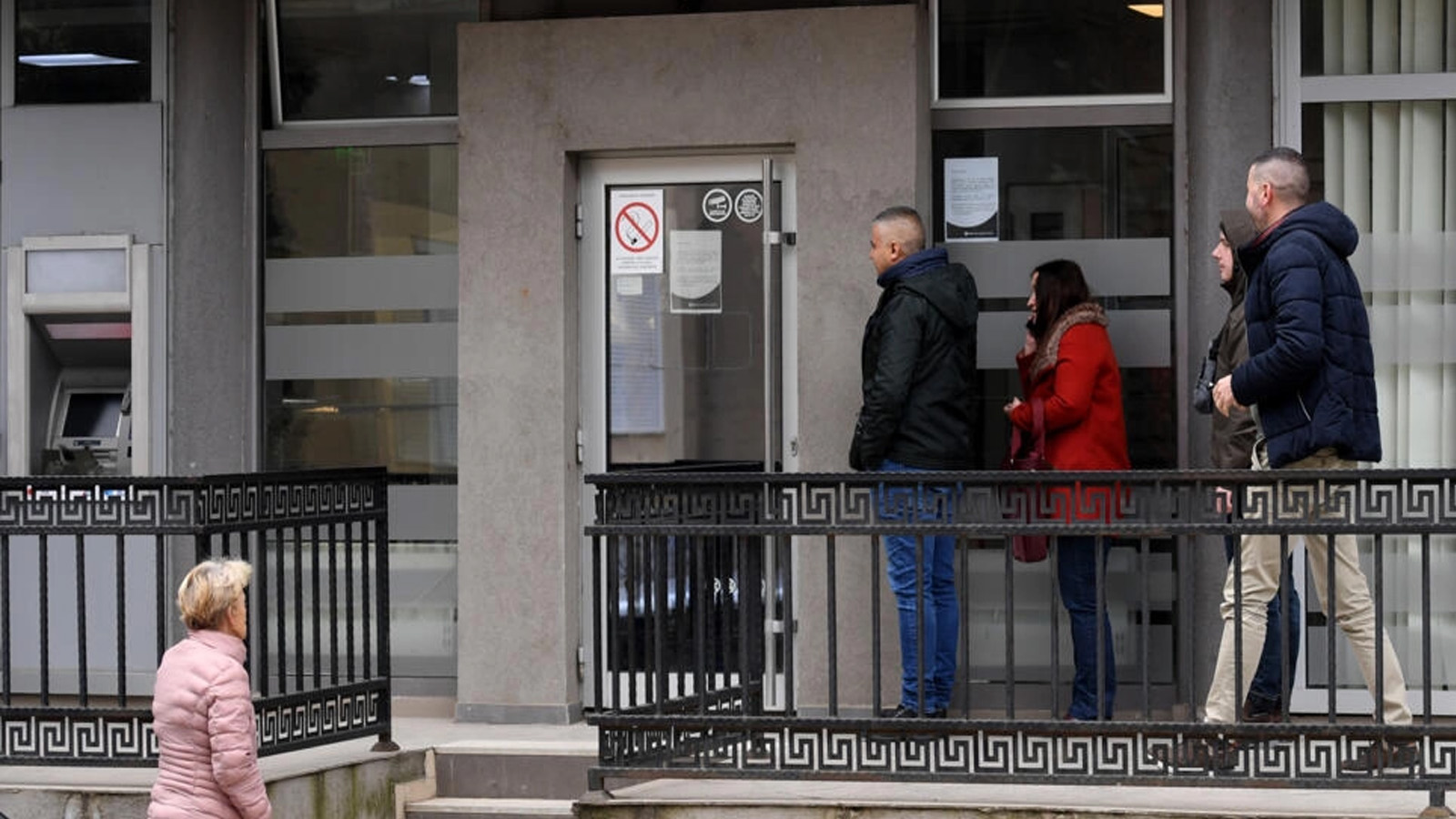  سكان في طوابير امام مصرف شمال ميتروفيتشا في كوسوفو. 29 كانون الثاني (نوفمبر) 2024