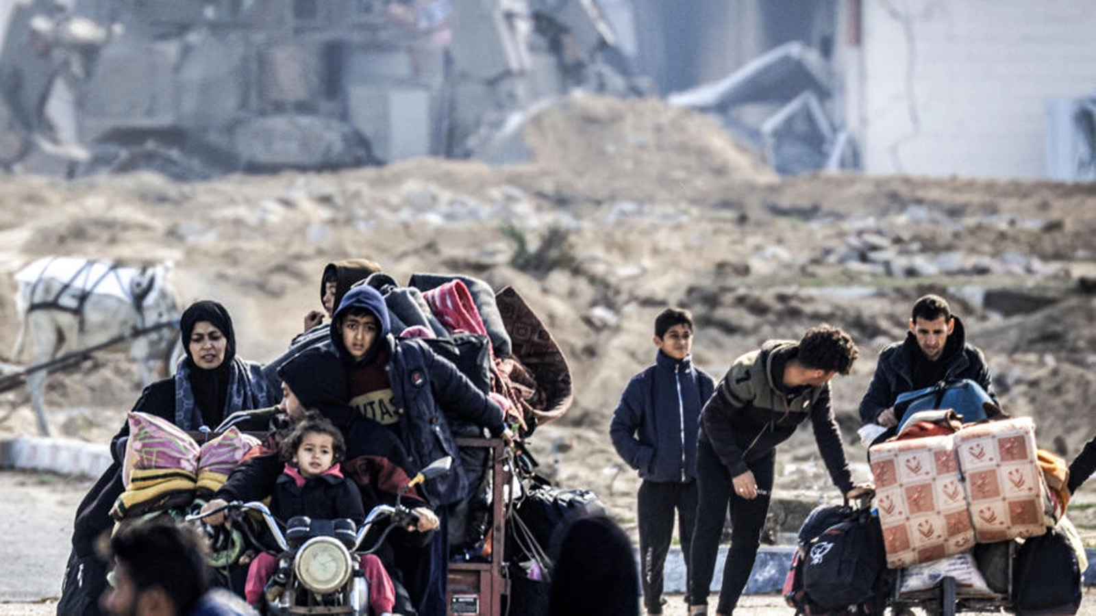 نازحون فلسطينيون يفرون من خان يونس في جنوب قطاع غزة. 30 كانون الثاني (يناير) 2024