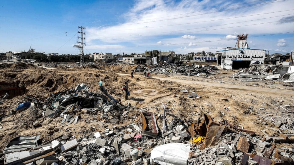 صورة التقطت في الأول من شباط/فبراير 2024 تظهر الدمار في مخيم المغازي للاجئين الفلسطينيين إثر القصف الإسرائيلي في ظل الحرب مع حركة حماس في قطاع غزة