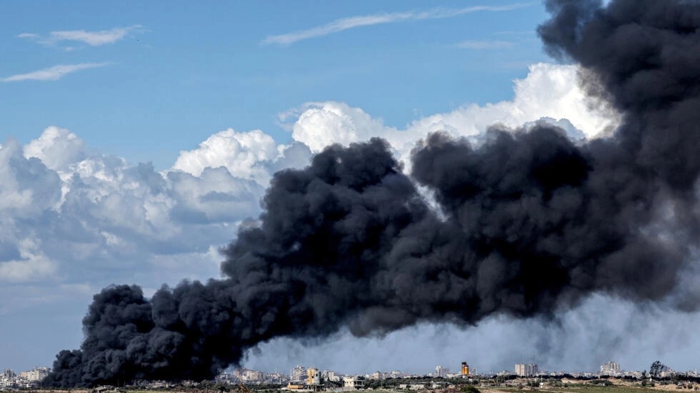 الدخان يتصاعد فوق قطاع غزة وسط قصف إسرائيلي في 31 كانون الثاني/يناير 2024