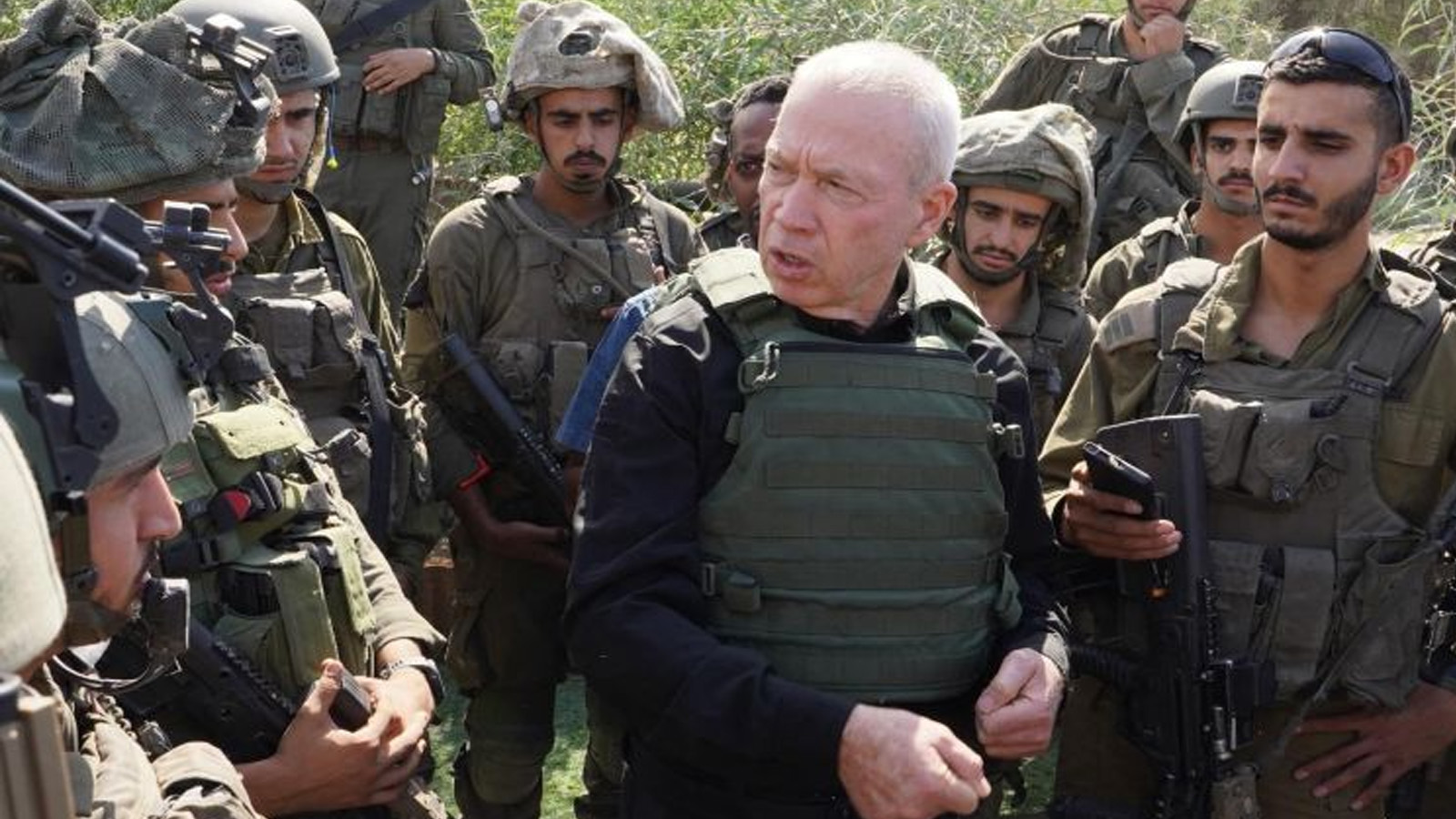 وزير الدفاع الاسرائيلي يوآف غالانت يتحدث إلى لعسكريين على الجبهة
