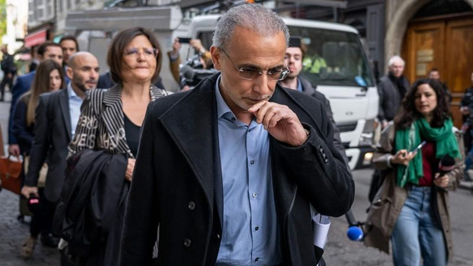 الباحث الإسلامي السويسري البارز طارق رمضان يصل إلى محكمة جنيف في 15 أيار (مايو) 2023، عند افتتاح محاكمته بتهمة الاغتصاب والإكراه الجنسي في قضية يعود تاريخها إلى 15 عامًا