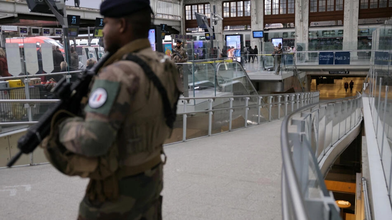 جندي فرنسي في محطة ليون بجنوب شرق باريس، بعيد وقوع هجوم بسكين. 3 شباط (فبراير) 2024