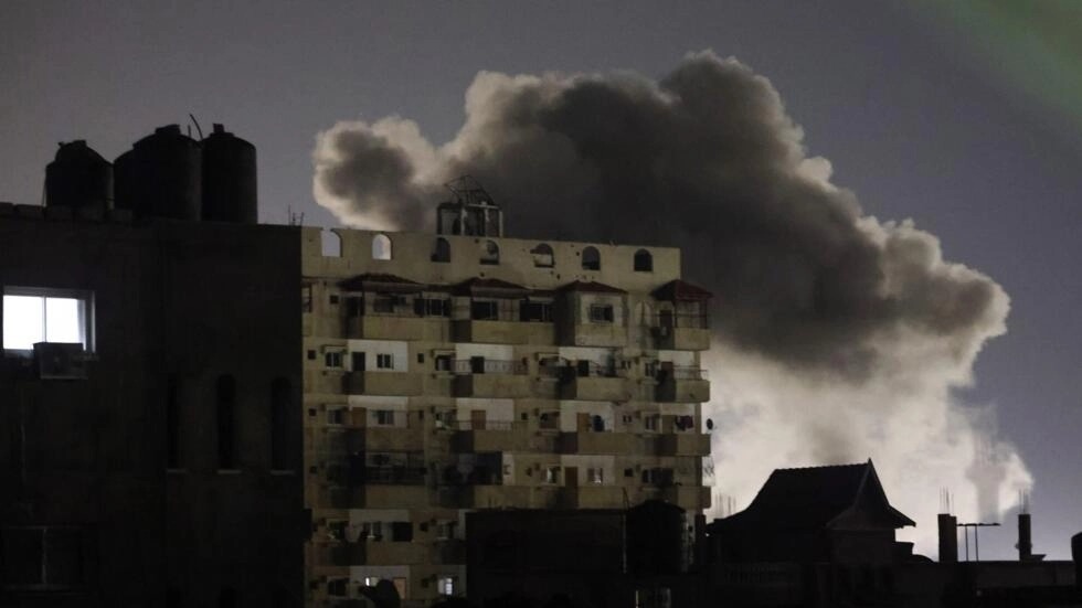 تصاعد أعمدة الدخان من أبنية في ظل قصف إسرائيلي على رفح بتاريخ 3 شباط/فبراير 2024