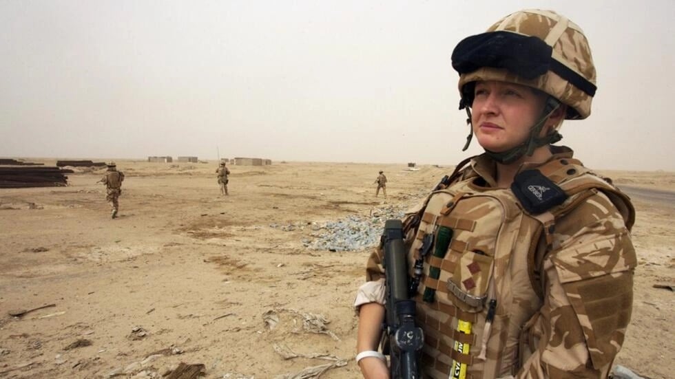 صورة من الأرشيف لضابطة بريطانية من المجموعة القتالية للحرس الاسكتلندي الأول، في دورية على الحدود العراقية - الإيرانية قرب مدينة البصرة بجنوب العراق