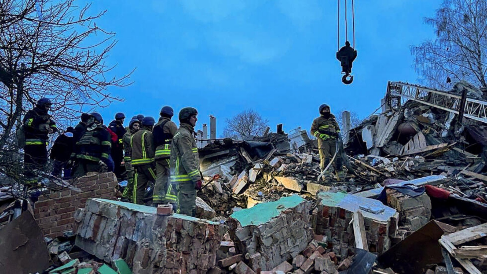صورة وزعتها وزارة الداخلية الأوكرانية في 9 شباط (فبراير) 2024 تظهر عناصر إغاثة وسط حطام مبنى دمر في ضربة روسية في منطقة سومي 
