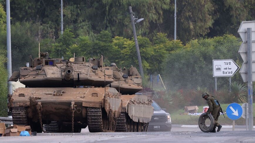 دبابات ميركافا إسرائيلية متمركزة بالقرب من الحدود مع غزة في جنوب إسرائيل في 10 أكتوبر 2023