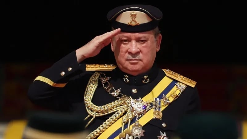 EPA السلطان إبراهيم يُحيِّي حرس الشرف في القصر الوطني في كوالالمبور