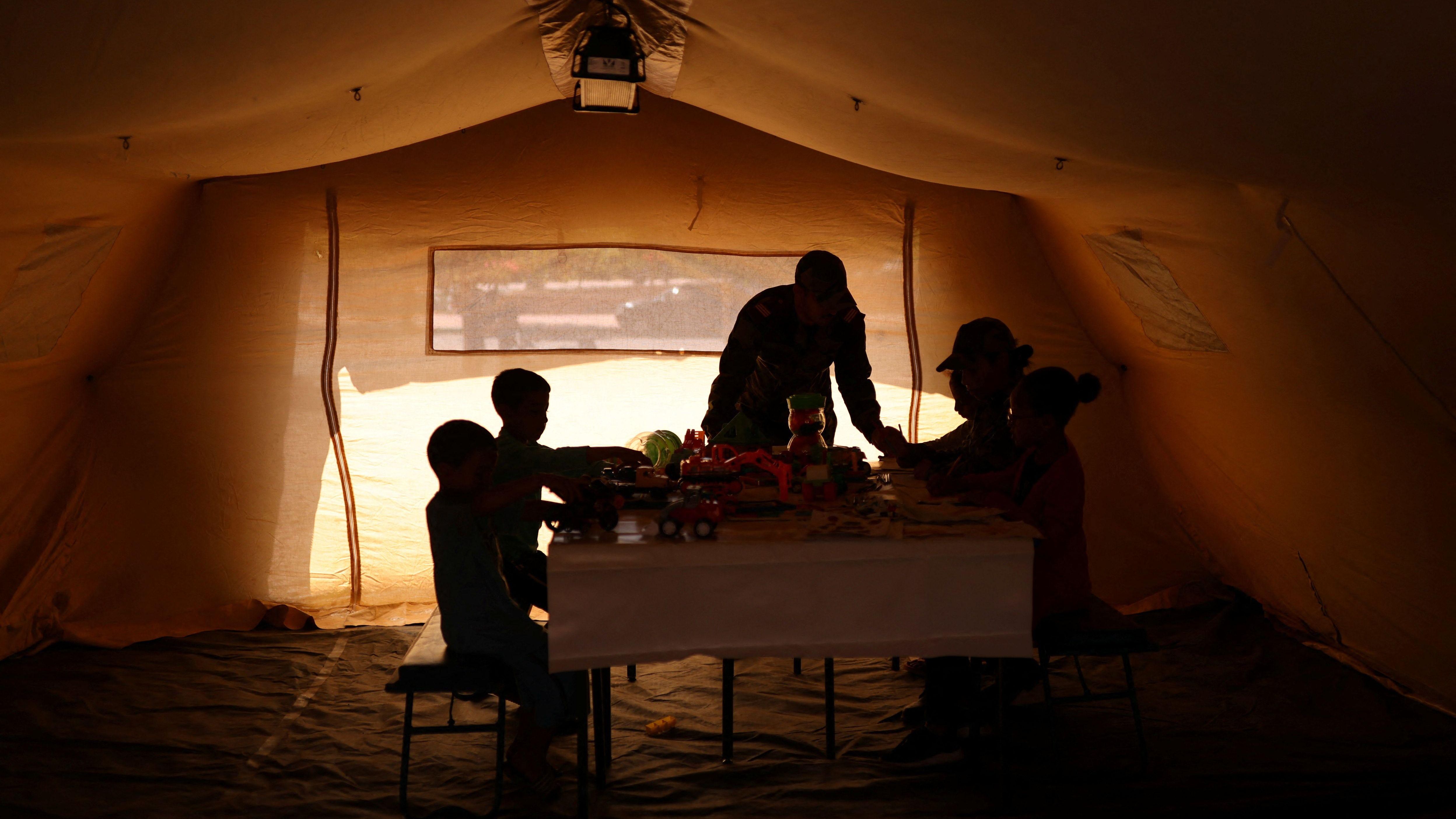 Reuters | أطفال يتلقون مساعدة نفسية في مستشفى عسكري ميداني في مدينة أسني المغربية