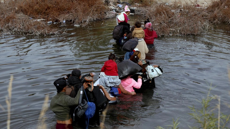 مهاجرون يعبرون نهر ريو غراندي في الولايات المتحدة بتاريخ 19 كانون الأول/ديسمبر 2023