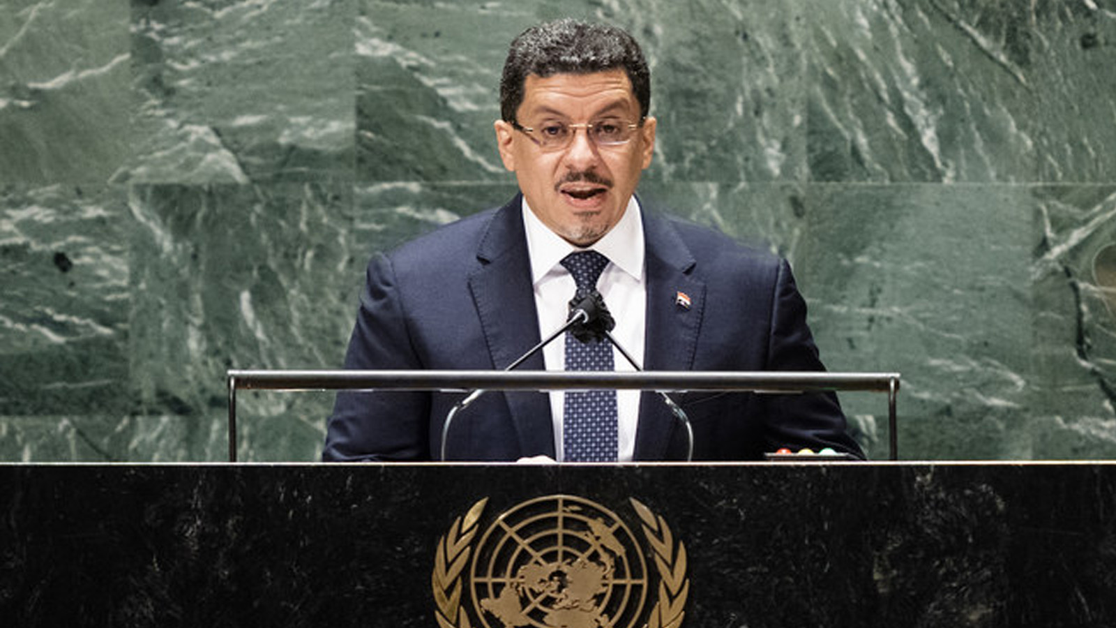 صورة أرشيفية لرئيس الحكومة اليمني الجديد أحمد عوض بن مبارك يخاطب الدورة الـ76 للجمعية العامة للأمم المتحدة في مدينة نيويورك عندما كان وزيرا للخارجية