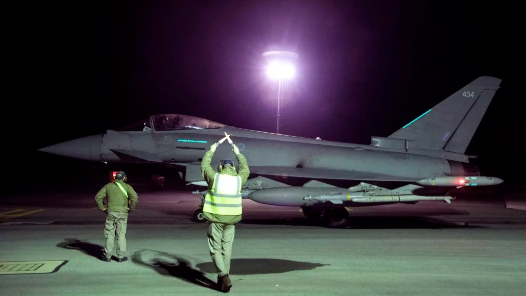 مقاتلة من طراز تايفون تابعة لسلاح الجو الملكي البريطاني تستعد للإقلاع للقيام بمزيد من الضربات ضد أهداف في اليمن