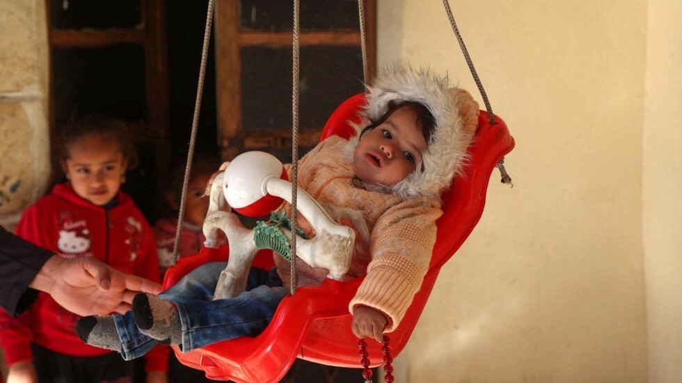الطفلة عفراء في السادس من شباط/فبراير في جنديرس في شمال سوريا بعد عام على نجاتها من الزلزال