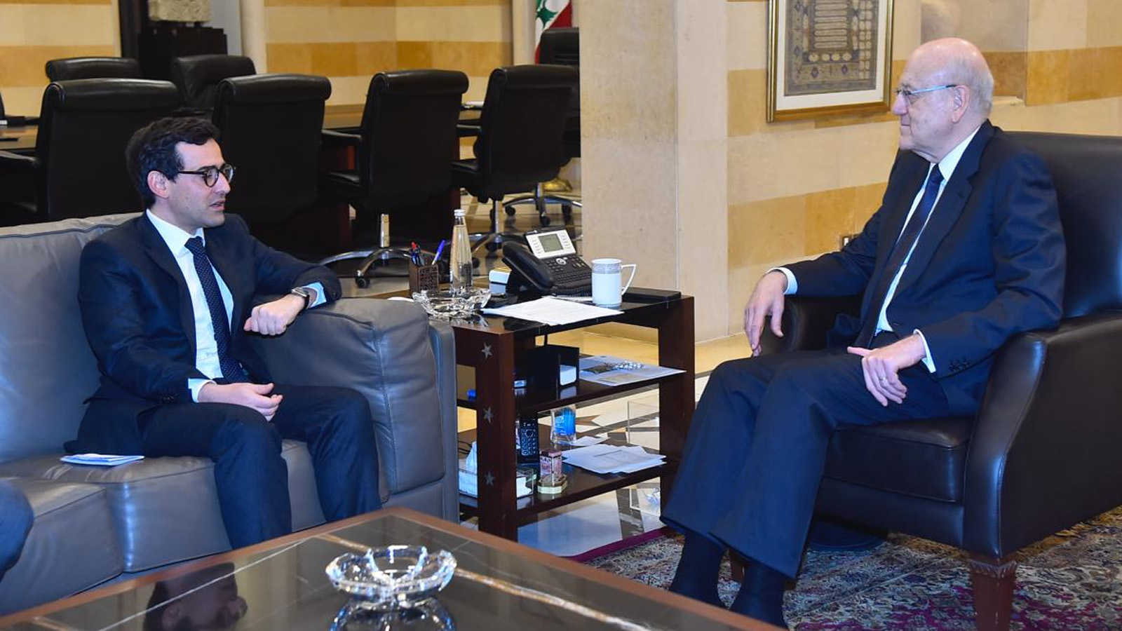 وزير الخارجية الفرنسي ستيفان سيجورنيه يلتقي رئيس حكومة تصريف الاعمال اللبنانية نجيب ميقاتي