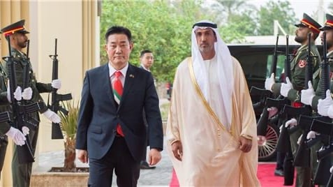 وزير الدفاع الإماراتي محمد بن مبارك المزروعي (يمين) ونظيره الكوري الجنوبي شين وون-سيك مرتدياً ربطة العنق بألوان علم الإمارات